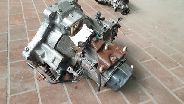 Foto: SCHALTGETRIEBE 5-GANG eines Mazda 323 F 2.0 DITD GL