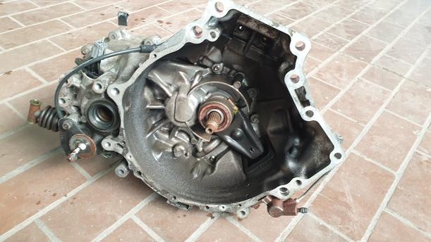Foto: SCHALTGETRIEBE 5-GANG eines Mazda 323 F 2.0 DITD GL