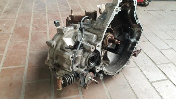 Foto: SCHALTGETRIEBE 5-GANG eines Mazda 323 F 2.0 DITD GL