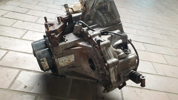 Foto: SCHALTGETRIEBE 5-GANG eines Mazda 323 F 2.0 DITD GL