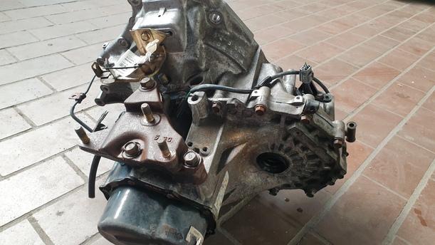 Foto: SCHALTGETRIEBE 5-GANG eines Mazda 323 F 2.0 DITD GL