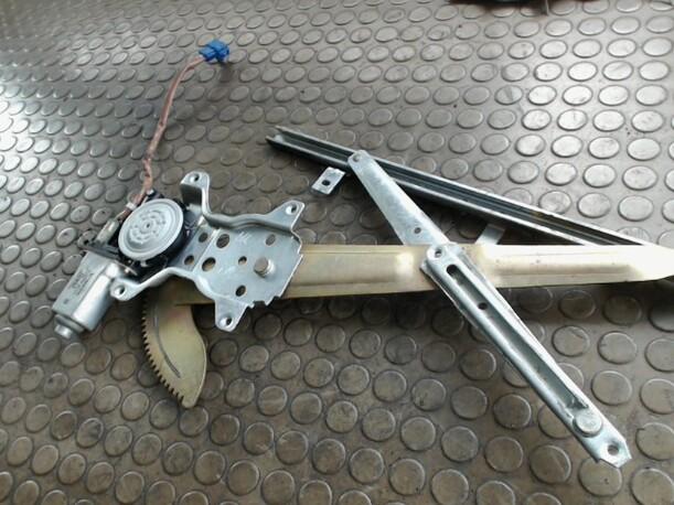 Foto: FENSTERHEBER ELEKTRISCH HINTEN LINKS eines Daihatsu Gran Move Sunnyboy