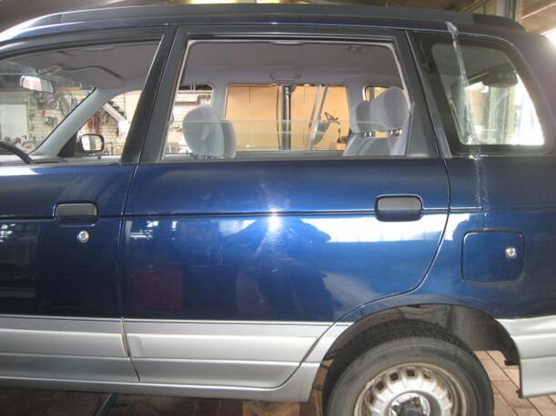 Foto: TÜR HINTEN LINKS eines Daihatsu Gran Move Sunnyboy