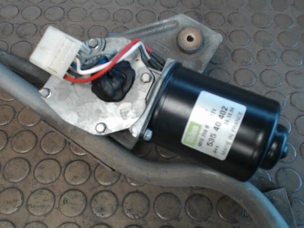 Foto: SCHEIBENWISCHERMOTOR VORN eines Peugeot 405 Break DT GL