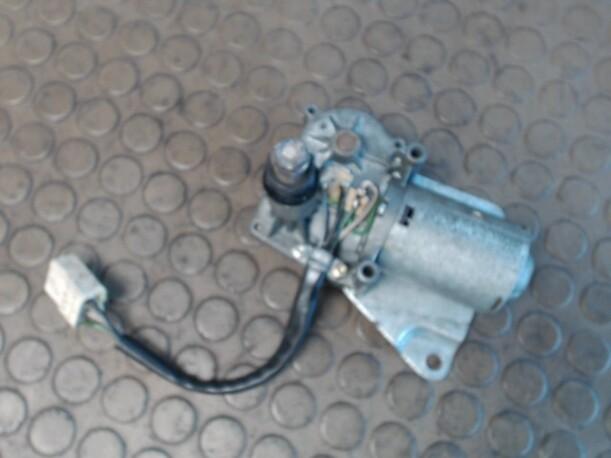 Foto: SCHEIBENWISCHERMOTOR HINTEN eines Peugeot 405 Break DT GL