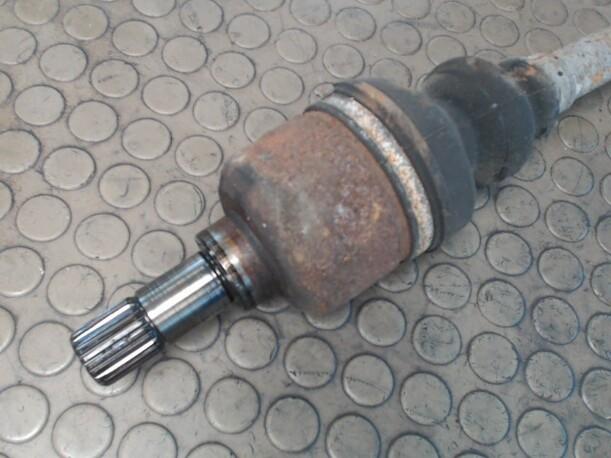 Foto: ANTRIEBSWELLE LINKS eines Peugeot 405 Break DT GL