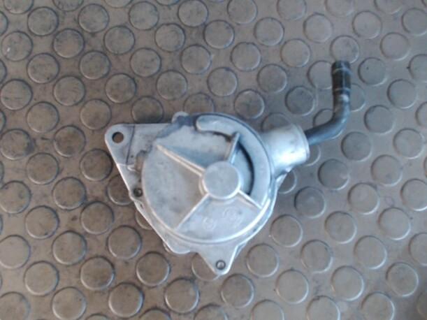 Foto: VAKUUMPUMPE eines Peugeot 405 Break DT GL