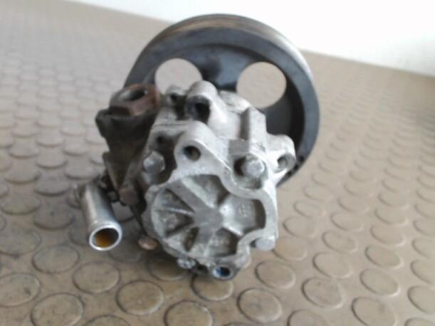 Foto: PUMPE SERVOLENKUNG eines Peugeot 405 Break DT GL