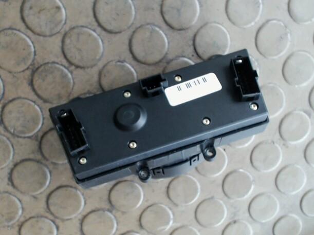 Foto: SCHALTER PDC eines Mercedes-Benz E 220 CDI CD
