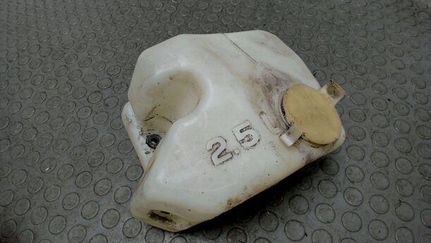 Foto: SCHEIBENWASCHBEHÄLTER eines BMW 318i