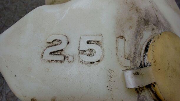 Foto: SCHEIBENWASCHBEHÄLTER eines BMW 318i