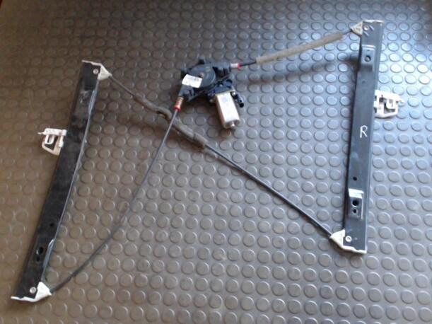 Foto: FENSTERHEBER ELEKTRISCH VORN RECHTS (2/3-TÜRER) eines Ford Fiesta 1.4 CD
