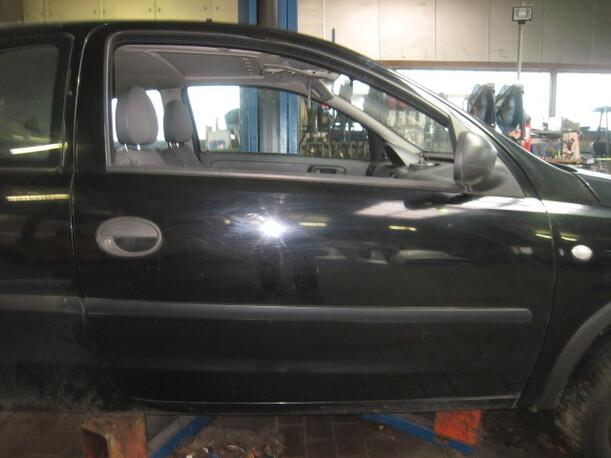 Foto: TÜR VORNE RECHTS (2/3-TÜRER) eines Opel Corsa 1.0 12V GL