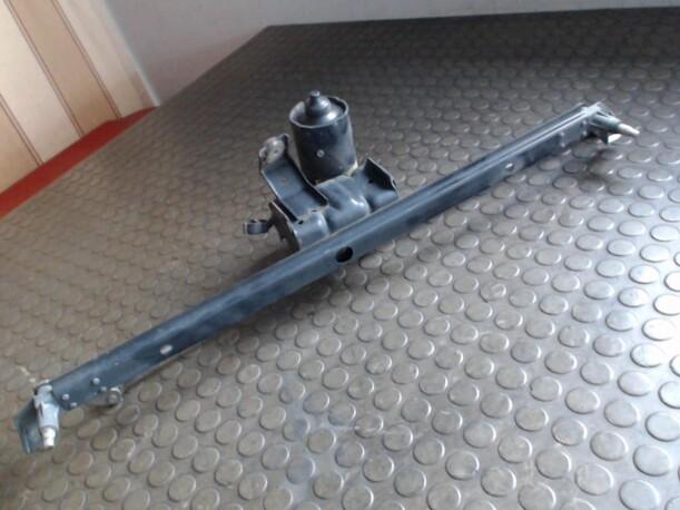 Foto: SCHEIBENWISCHERMOTOR VORN eines Audi 100 CD