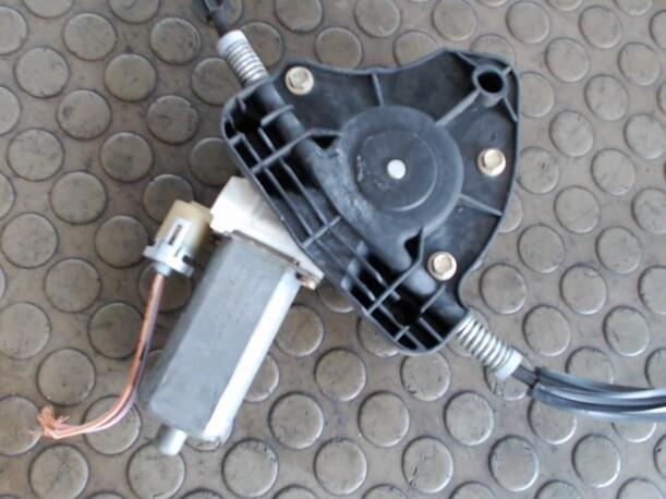 Foto: FENSTERHEBER ELEKTRISCH VORN RECHTS (5-Türer) eines Renault Clio 1.2 16V CD