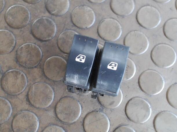 Foto: FENSTERHEBERSCHALTER eines Renault Clio 1.2 16V CD