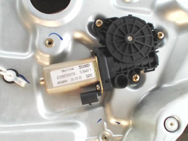Foto: FENSTERHEBER ELEKTRISCH HINTEN LINKS eines Fiat Stilo Multi Wagon 1.8 16V CD