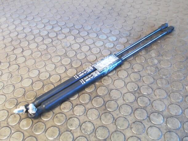 Foto: HAUBENDÄMPFERPAAR eines Alfa Romeo 156 Sportwagon 2.4 JTD CD
