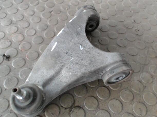 Foto: QUERLENKER VORN OBEN LINKS eines Alfa Romeo 156 Sportwagon 2.4 JTD CD