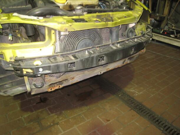 Foto: VERSTÄRKUNG VORN eines Opel Tigra 1.6i 16V CD