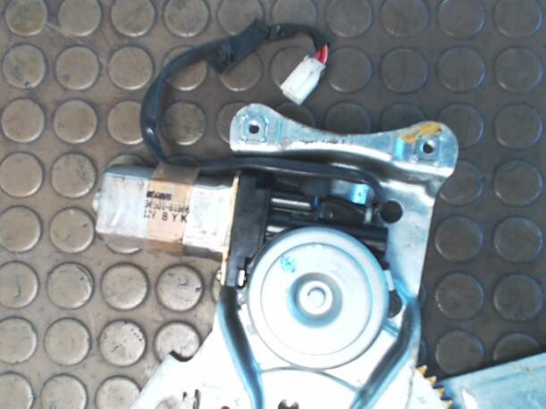 Foto: FENSTERHEBER HINTEN LINKS eines Mazda 323 F 1.5 CD