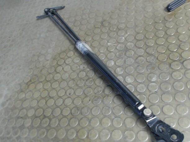 Foto: HECKKLAPPENDÄMPFERPAAR eines Mazda 626 2.0 Top