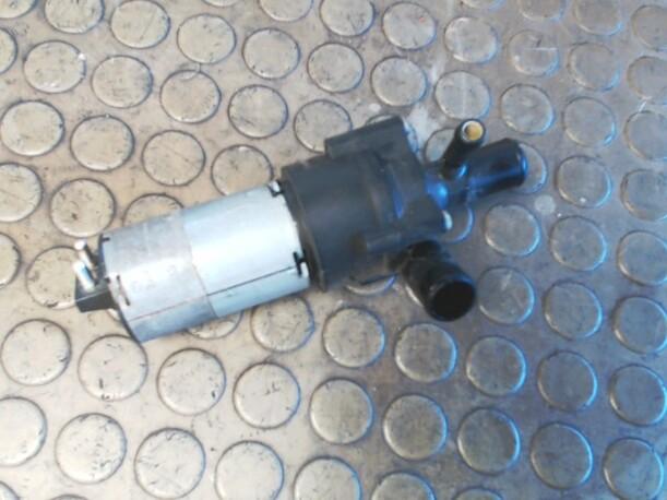 Foto: ELEKTRONISCHE ZUSATZWASSERPUMPE eines Mercedes-Benz E 200 T Top