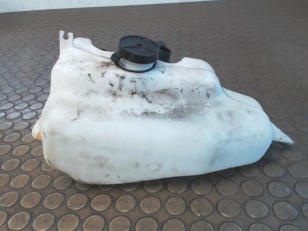 Foto: SCHEIBENWASCHBEHÄLTER eines Renault Clio 1.4 FX