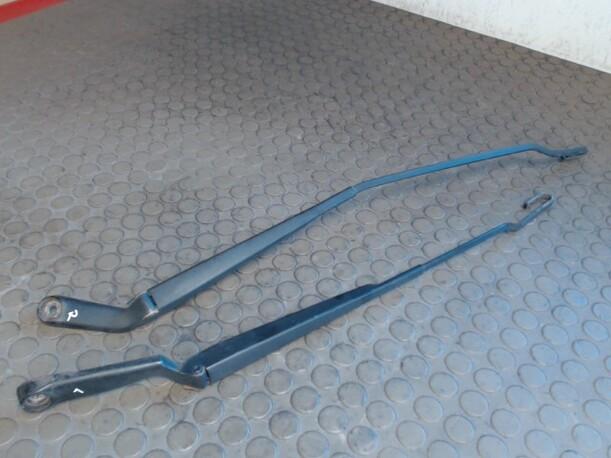 Foto: SCHEIBENWISCHERARME VORN eines VW Golf 1.4
