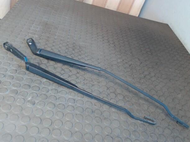 Foto: SCHEIBENWISCHERARME VORN eines VW Golf 1.4