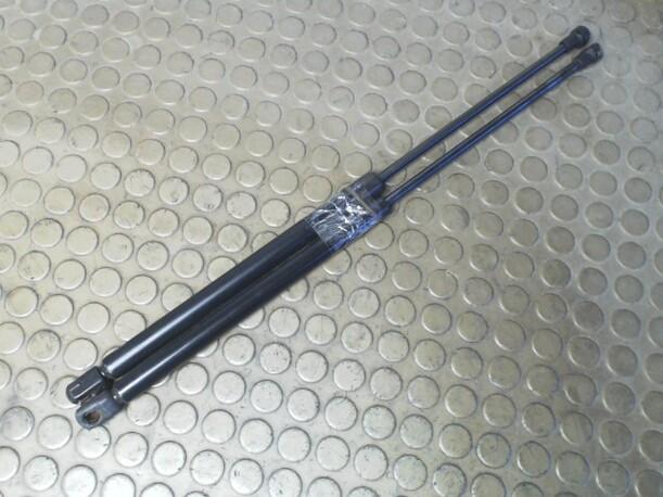 Foto: HECKLAPPENDÄMPFERPAAR eines VW Passat Variant 1.9 TDI GL