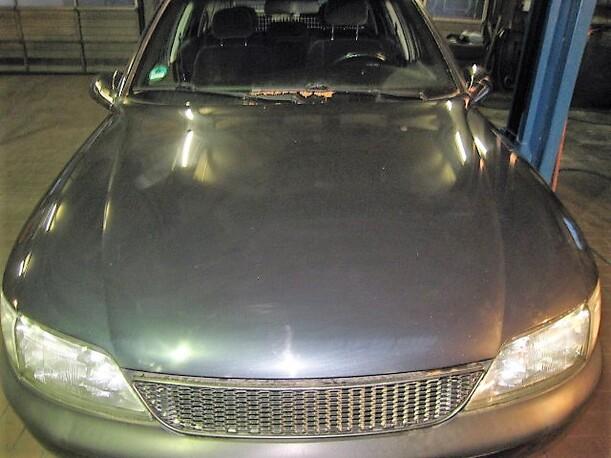 Foto: MOTORHAUBE eines Opel Vectra 1.8 Caravan GL