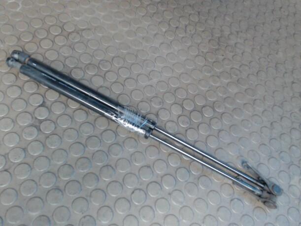 Foto: HECKKLAPPENDÄMPFERPAAR eines VW Passat Variant 1.8