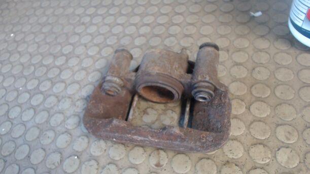 Foto: BREMSSATTEL  VORNE RECHTS eines Mazda 323 P 1.4 GL