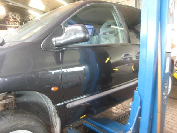 Foto: TÜR VORN LINKS eines Chrysler Voyager 2.5 TD CLX