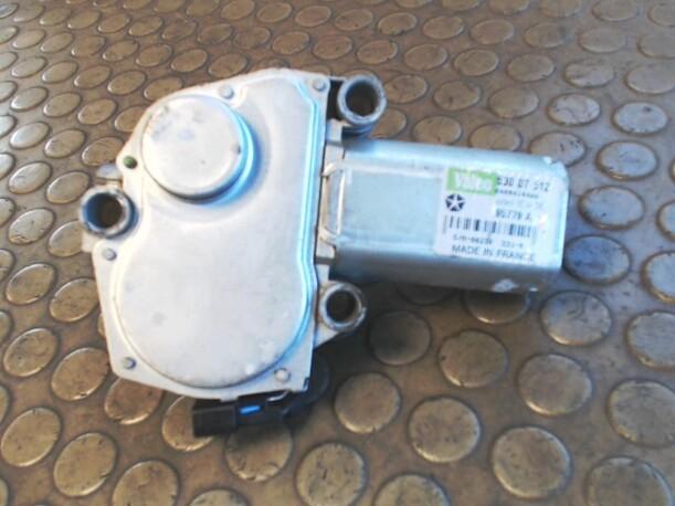 Foto: SCHEIBENWISCHERMOTOR HINTEN eines Chrysler Voyager 2.5 TD CLX