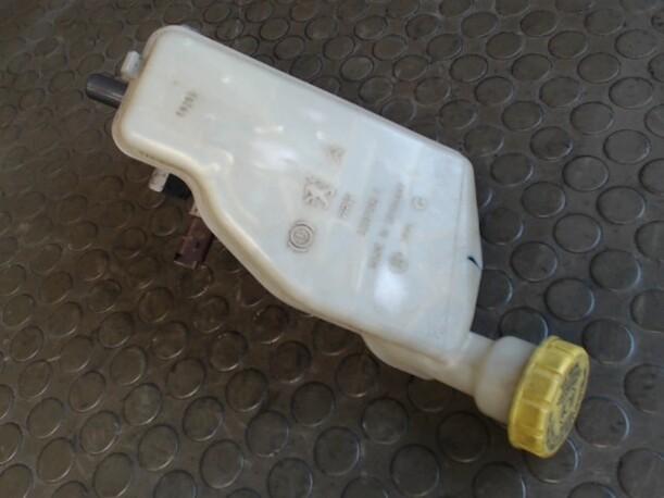 Foto: HAUPTBREMSZYLINDER eines Citroen C3 Pluriel 1.4