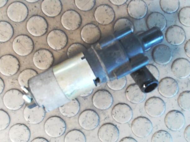 Foto: ELEKTRONISCHE ZUSATZWASSERPUMPE eines Mercedes-Benz C 200 CD