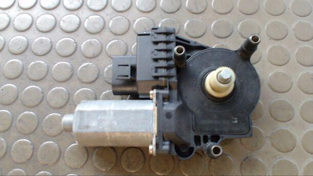 Foto: MOTOR FENSTERHEBER HINTEN RECHTS eines Audi A6 Avant 2.4 EX