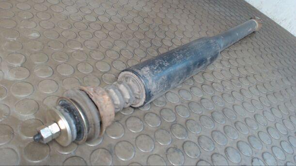 Foto: STOSSDÄMPFER HINTEN LINKS eines Toyota Yaris 1.0 CD