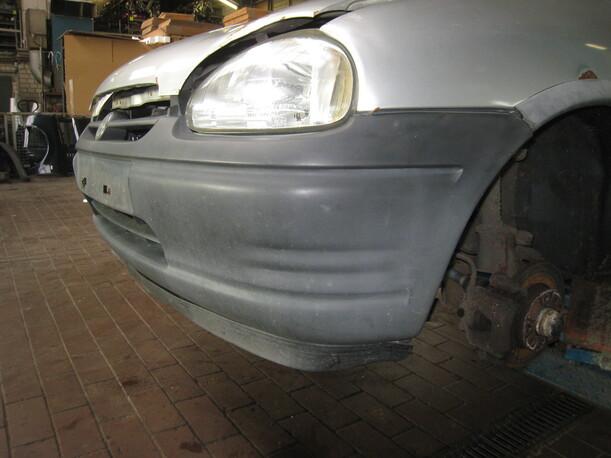 Foto: STOßFÄNGER / STOßSTANGE VORNE eines Opel Corsa 12V