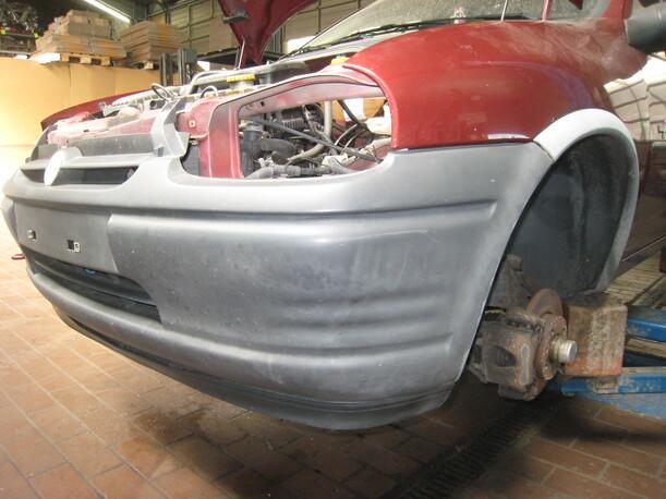 Foto: STOßFÄNGER / STOßSTANGE VORNE eines Opel Corsa Anfora