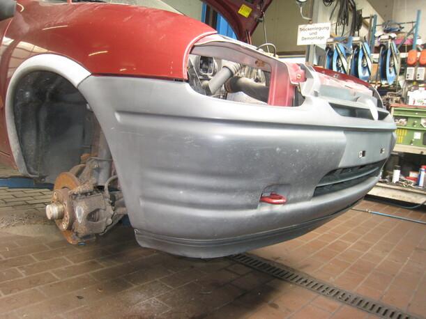 Foto: STOßFÄNGER / STOßSTANGE VORNE eines Opel Corsa Anfora