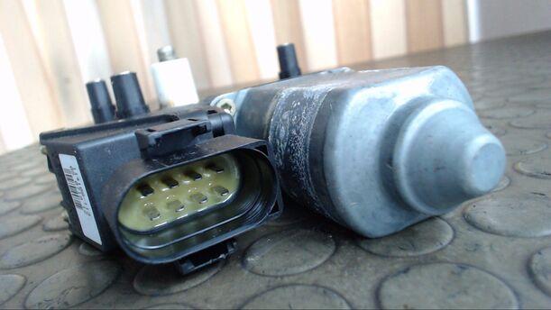 Foto: FENSTERHEBERMOTOR HINTEN LINKS eines Audi A4 Avant 1.8