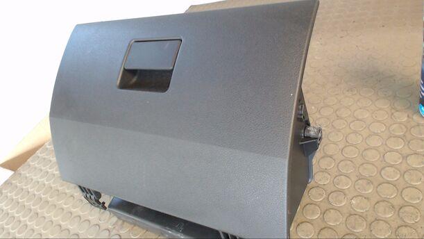 Foto: HANDSCHUHFACH eines Ford Fiesta 1.3 Trendline