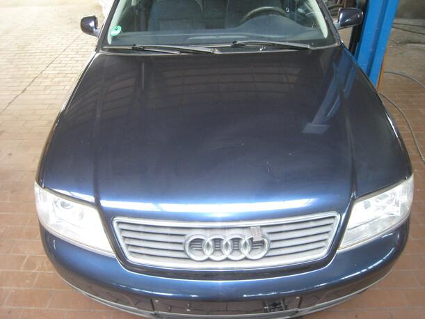 Foto: MOTORHAUBE eines Audi A6 2.4 CLX