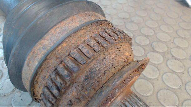 Foto: ANTRIEBSWELLE LINKS eines Chrysler Voyager 2.4