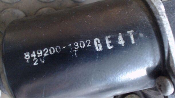 Foto: SCHEIBENWISCHERMOTOR VORN eines Mazda 626 1.9