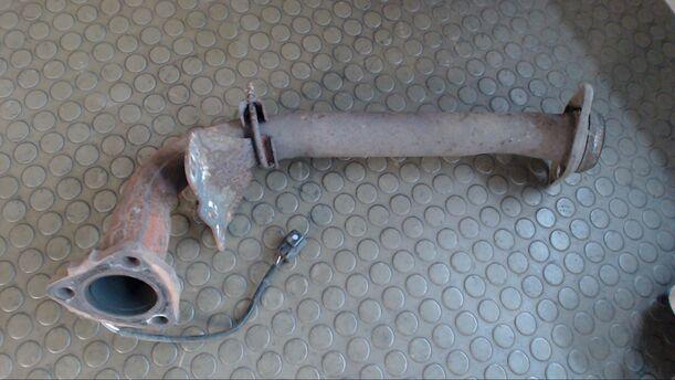 Foto: AUSPUFFROHR VORN eines Mazda 626 1.9