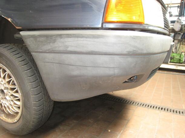 Foto: STOßFÄNGER / STOßSTANGE VORNE eines Audi 80